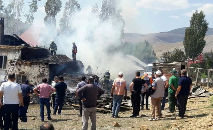 Bayburt’ta çıkan yangında bir evin çatısı ile içindeki odun ve malzemeler yandı