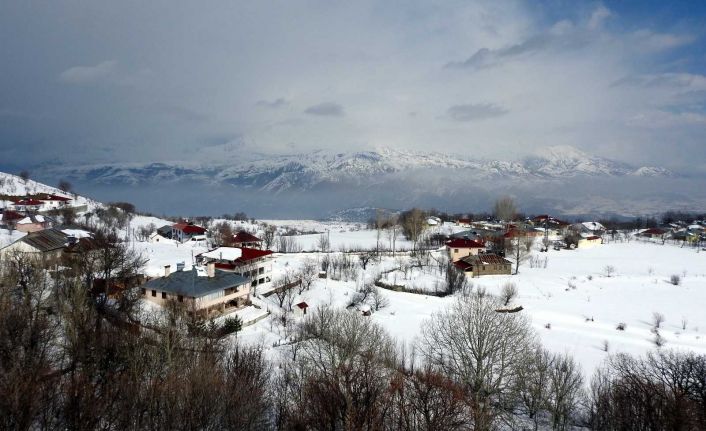 Bayburt’un yüksek kesimlerinde kar yağışı etkili oldu