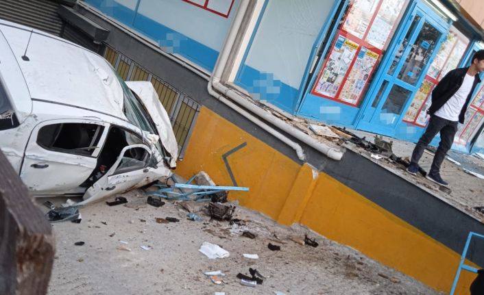 Beylikdüzü’nde otomobil markete daldı, vatandaşlar “deprem oluyor” sandı