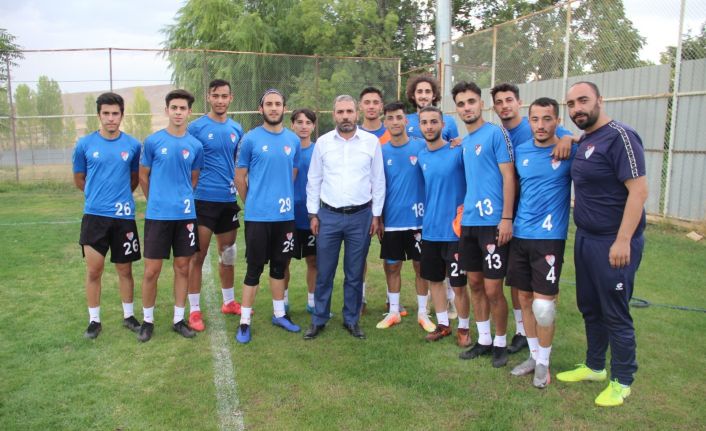 Bir dönem tribünlerden desteklediği takımını şimdi başkan olarak yaşatmaya çalışıyor