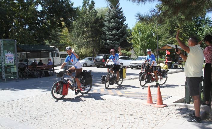Bisiklet turunda yolları Türkiye’de kesişen Fransız ve Çinli mühendisler Konya’da mola verdi