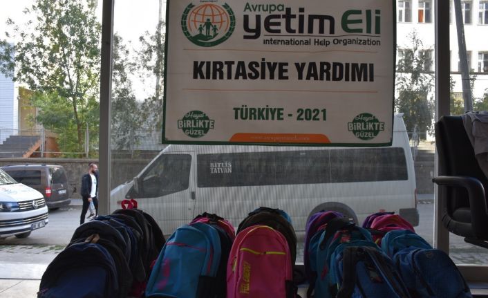 Bitlisli yetimlere kırtasiye yardımı