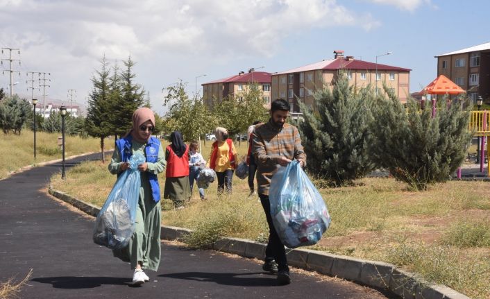 Bitlis’te gönüllüler çöp topladı