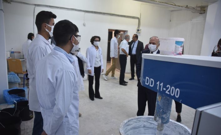 Bitlis’te öğrencilerin ürettiği boyalar okulların ihtiyacını karşılıyor