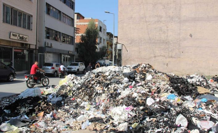 Bornova’nın bir tarafında çöp ve diğer tarafında moloz tepecikleri yükseliyor
