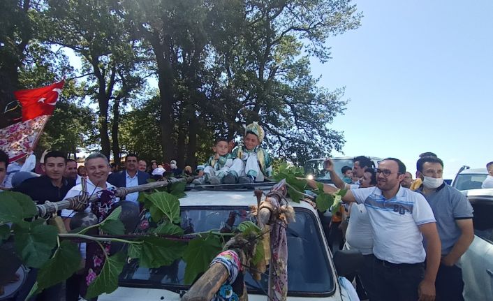 Böyle düğün konvoyu görülmedi...300 yıllık çanları görenler şaşkına döndü
