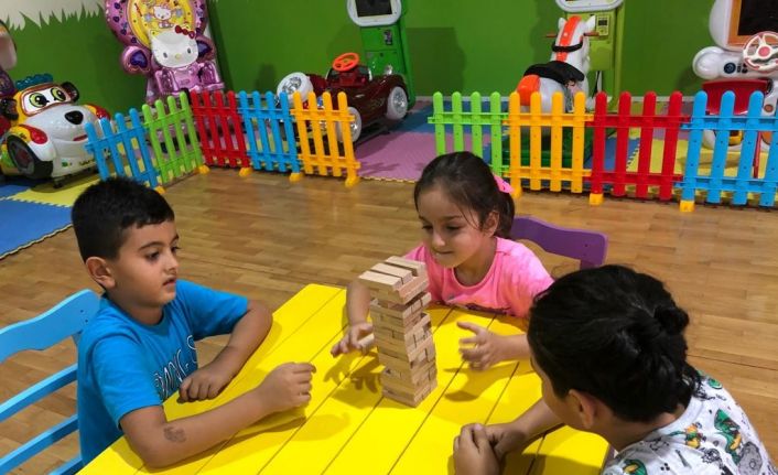 Bu merkezde anneler spor yaparken, çocukları oyun oynuyor