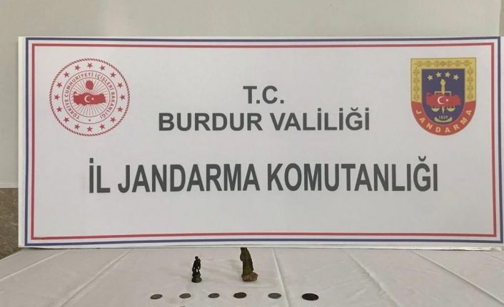 Burdur’da Roma dönemine ait sikke ve insan figürlü heykel ele geçirildi