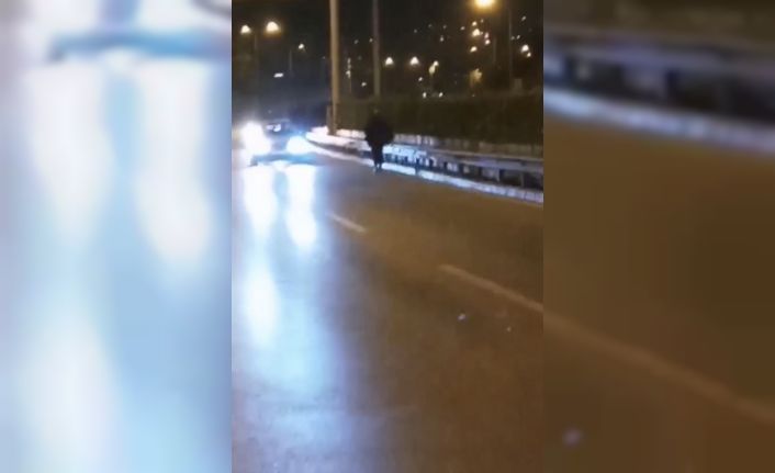 Bursa’da akan trafikte yolun ortasında yürüdü, faciadan kıl payı dönüldü