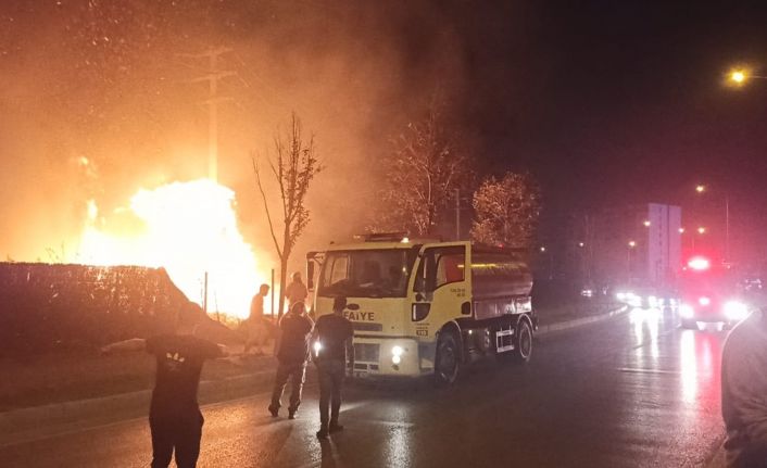 Bursa’da çalılık alanda çıkan yangın geceyi aydınlattı: Alevler tamir atölyesi ve yüksek gerilim hattına sıçradı