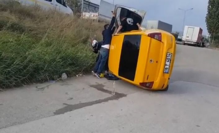 Bursa’da kamyonun sıkıştırdığı taksi takla attı: 2 yaralı