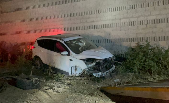 Bursa’da kız arkadaşı ile duvara çarparak kaza yapan sürücü olay yerinden kaçtı