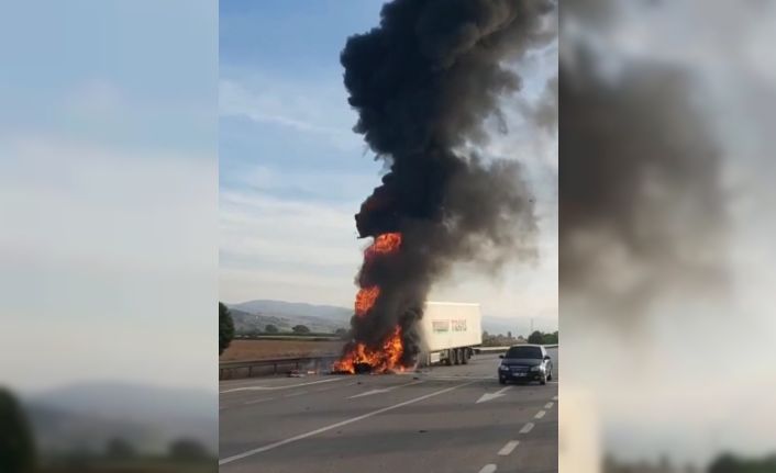 Bursa’da seyir halindeki tır alev alev yandı