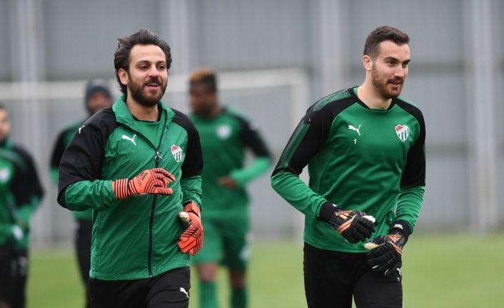 Bursaspor altyapısında da kalecilik yapan ünlü oyuncu Erkan Kolçak Köstendil futbola geri döndü
