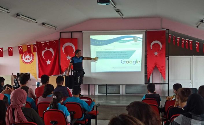 Büyükada’da polisten öğrencilere güvenli internet kullanımı sunumu