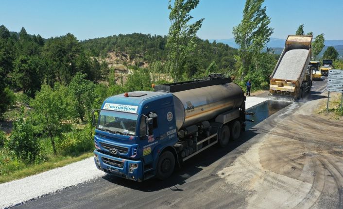 Çameli’de 10 mahalleye 30 kilometre asfalt