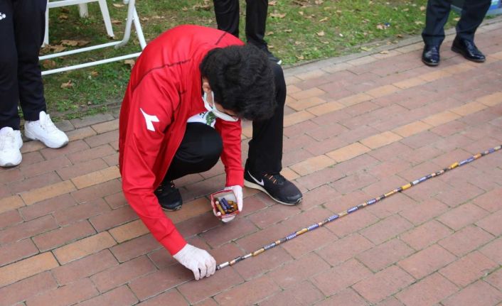Çevre kirliliğine dikkat çekmek için atık pil dizme rekoru kırdılar