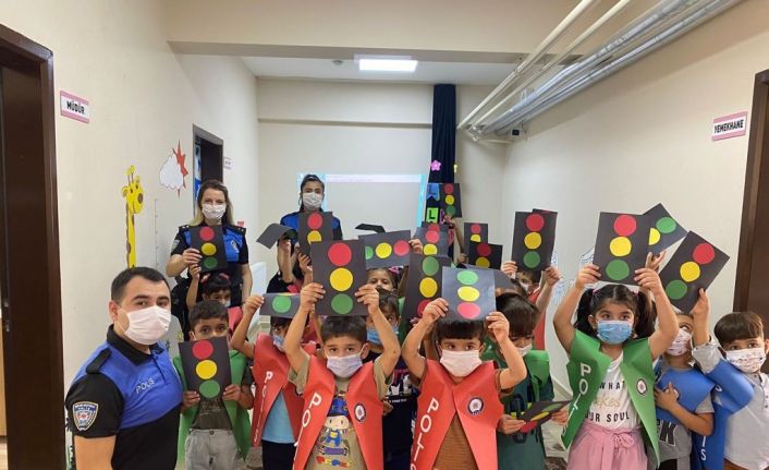 Cizre’de polis, minik öğrencilere kendini tanıttı