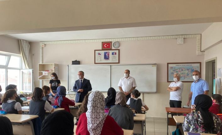 Çorlu İlçe Milli Eğitim Müdürü Erdoğan okullarda alınan tedbirleri inceledi