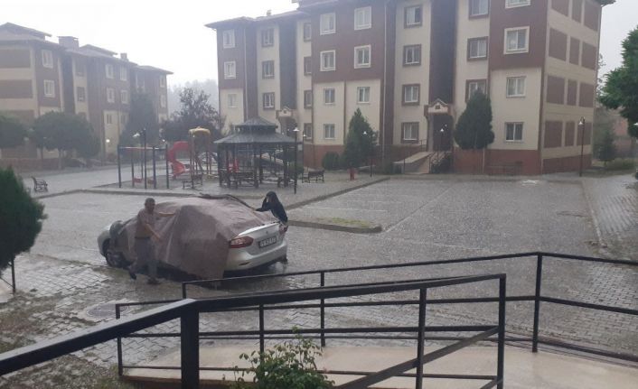 Çorum’da dolu yağdı, araçları böyle korudular
