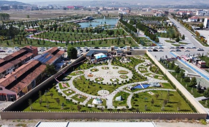 Çorumminia sahip olduğu bitki çeşidiyle adeta botanik bir bahçeyi andırıyor