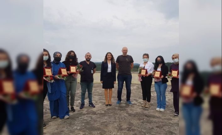 Covid-19 ile mücadelede görev alan sağlık çalışanlarına plaket ve başarı belgesi