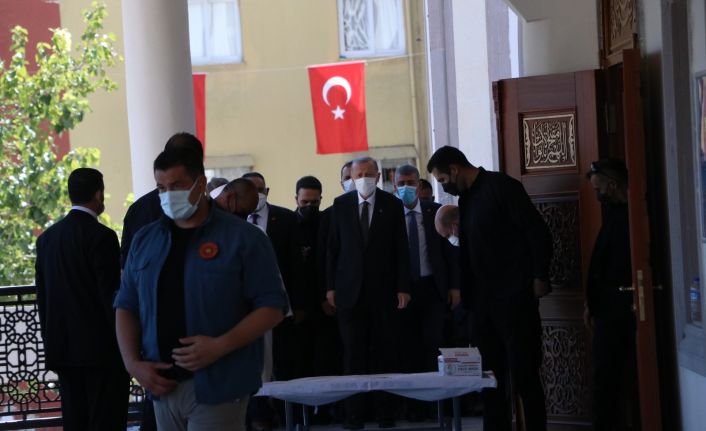 Cumhurbaşkanı Erdoğan, Cuma namazını Mersin’de Emir Sultan Camiinde kıldı