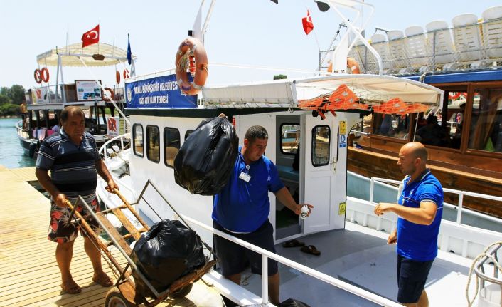 Denizlerden 2,5 milyon ton atık toplandı