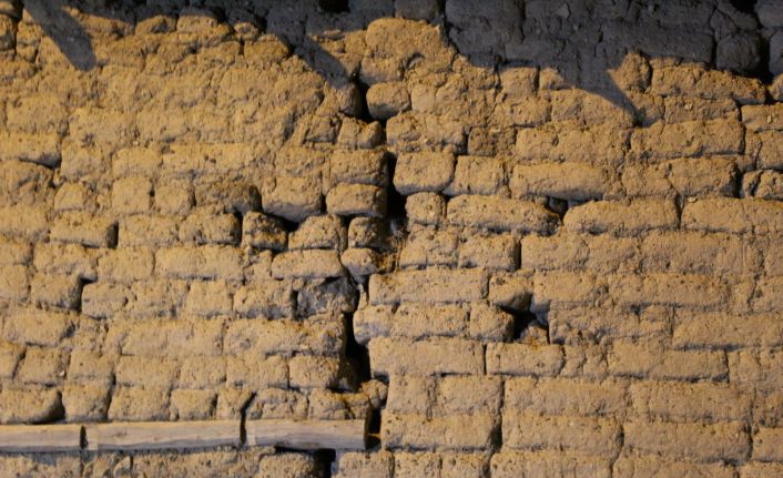 Deprem sonrası ağır hasarlı tespit edilen evdeki 10 kişi çadıra yerleştirildi