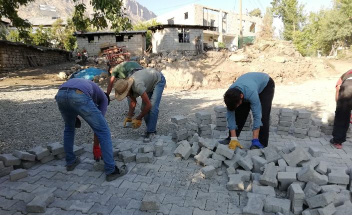Derecik’te kilitli parke taşı döşeme çalışmaları devam ediyor