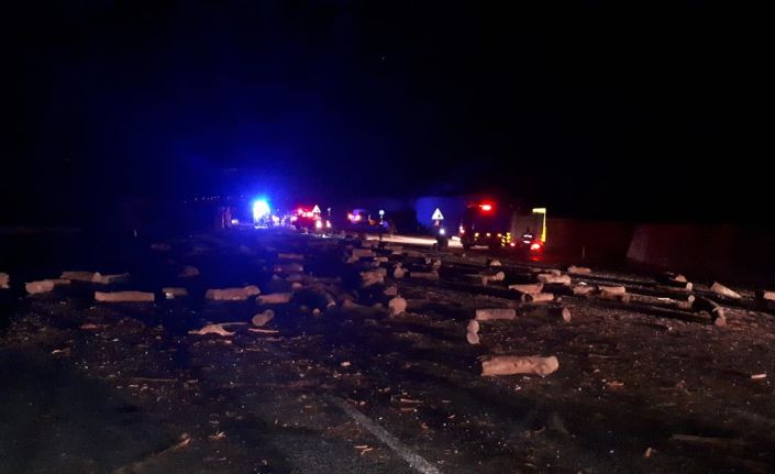 Devrilen tırın dorsesindeki odunlar ikinci bir kazaya neden oldu: 4 yaralı