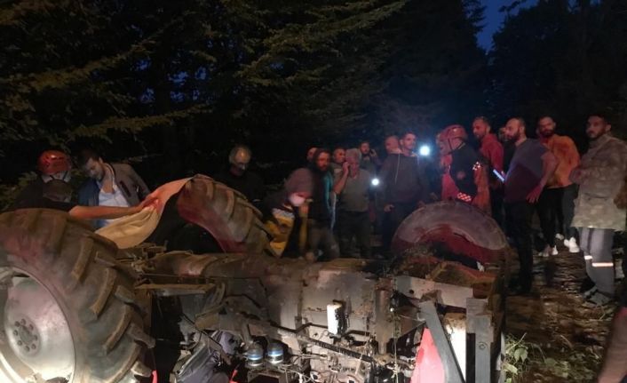 Devrilen traktörün altında hayatını kaybetti