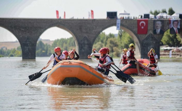 Dicle raftingle buluştu, tarihi köprüde heyacan dolu anlar yaşandı