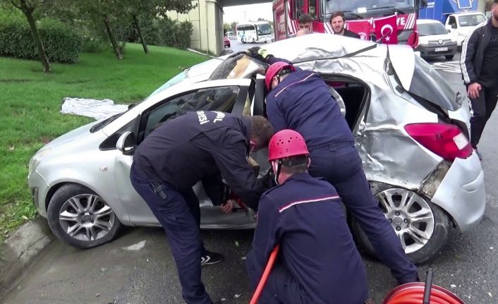 Direksiyon hakimiyetini kaybeden sürücü, servis aracına çarptı: 2 yaralı