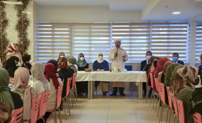 Diyanet İşleri Başkanı Erbaş: “Ev konforunda 10 bin öğrenciye hizmet veriyoruz”