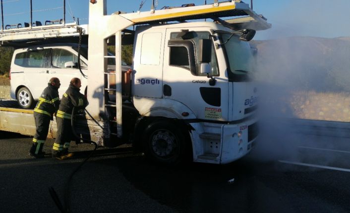Dorsesinde otomobil yüklü tırda çıkan yangın korkuya neden oldu