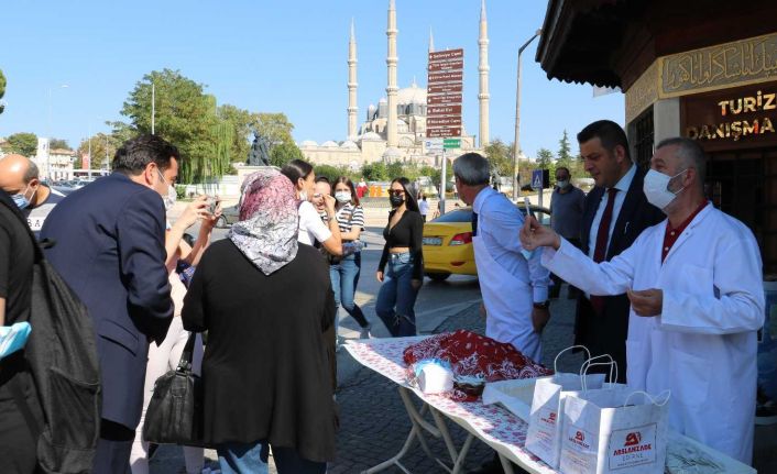 Dünya Turizm Günü’nde vatandaşlara kavala kurabiyesi ve tava ciğer ikram edildi