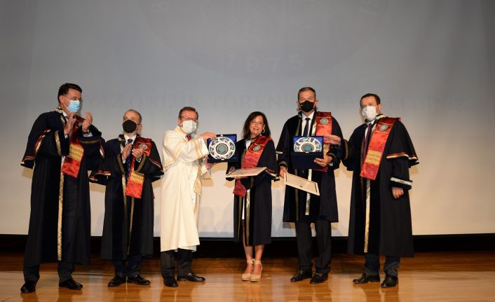 Dünyaca ünlü akademisyen çifte fahri profesörlük