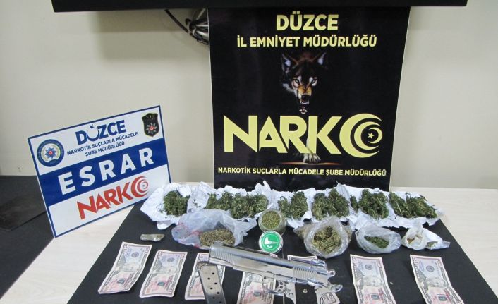 Düzce’de polisten uyuşturucu ve sahte para operasyonu