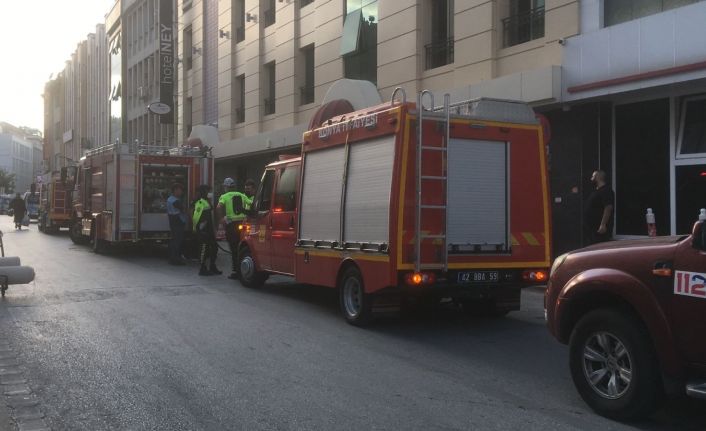 (Düzeltme) Asansörde sıkışan 2 işçiden biri öldü, diğeri yaralı kurtarıldı