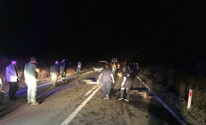 Edirne’de 2 kişinin öldüğü kazada otomobil önce yayalara sonra traktöre çarpmış