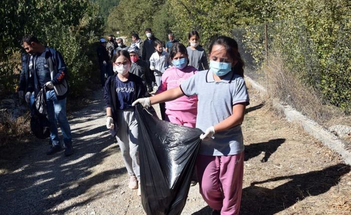 Eğirdir’de öğrenciler milli park ve göl kıyısında 40 poşet çöp topladı