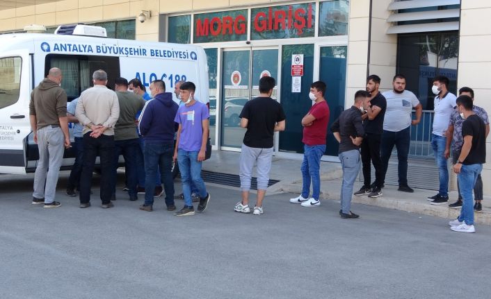 Eğlence dönüşü kazada can veren gencin cenazesini arkadaşları ve kardeşi aldı