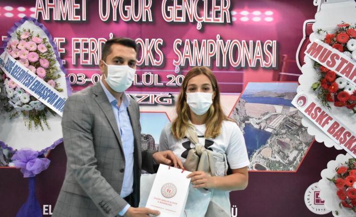 Elazığ Gençlik ve Spor İl Müdürü Eren, Buse Naz Çakıroğlu ile buluştu