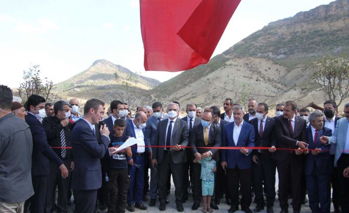 Elazığ’da belde belediyesi vatandaşlar için Millet Bahçesi yaptı, iki vali açılışa katıldı