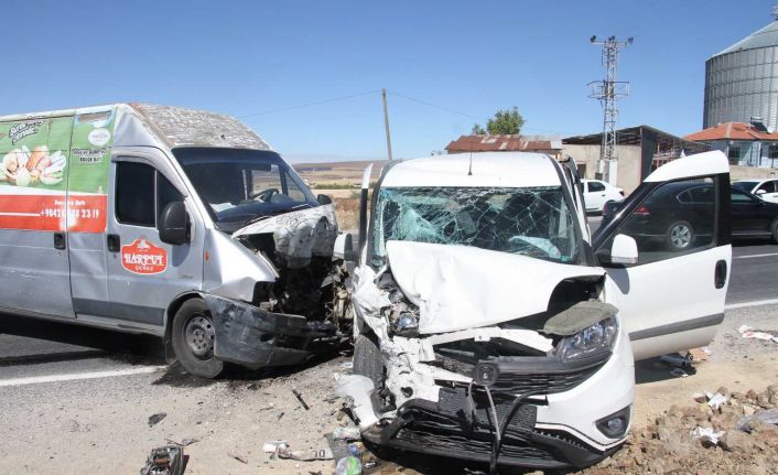 Elazığ’da hafif ticari araç ile minibüs kafa kafaya çarpıştı: 4 yaralı