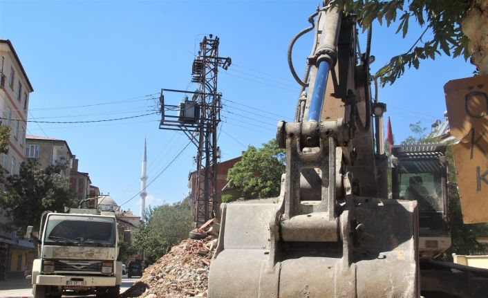 Elektrik tellerinin evlerle iç içe olması ağır hasarlı bina yıkımlarını engelliyor