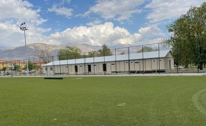 Erzincan’da 6 yıl önce yanan spor sahası yeniden hayat buluyor
