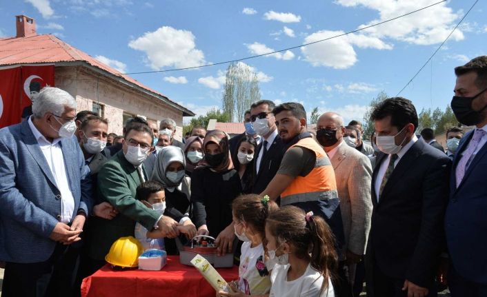 Erzurum’da 4 ilçede 4 okulun temeli atıldı, yapımı tamamlanan bir okul hizmete açıldı
