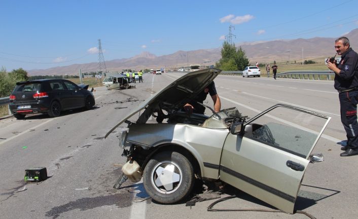 Erzurum’da feci kaza, araç ikiye bölündü:5 yaralı